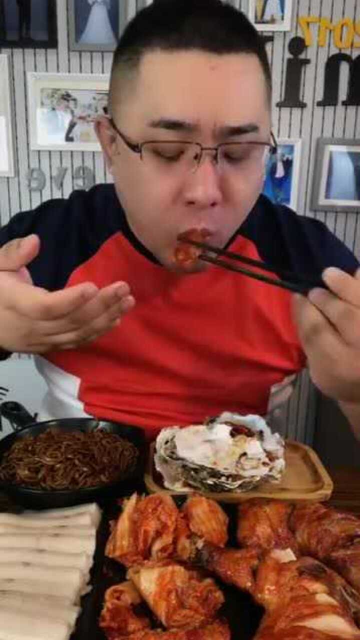 24岁东北小哥饭菜真丰盛粉丝生蚝上来就吃网友听着真带劲