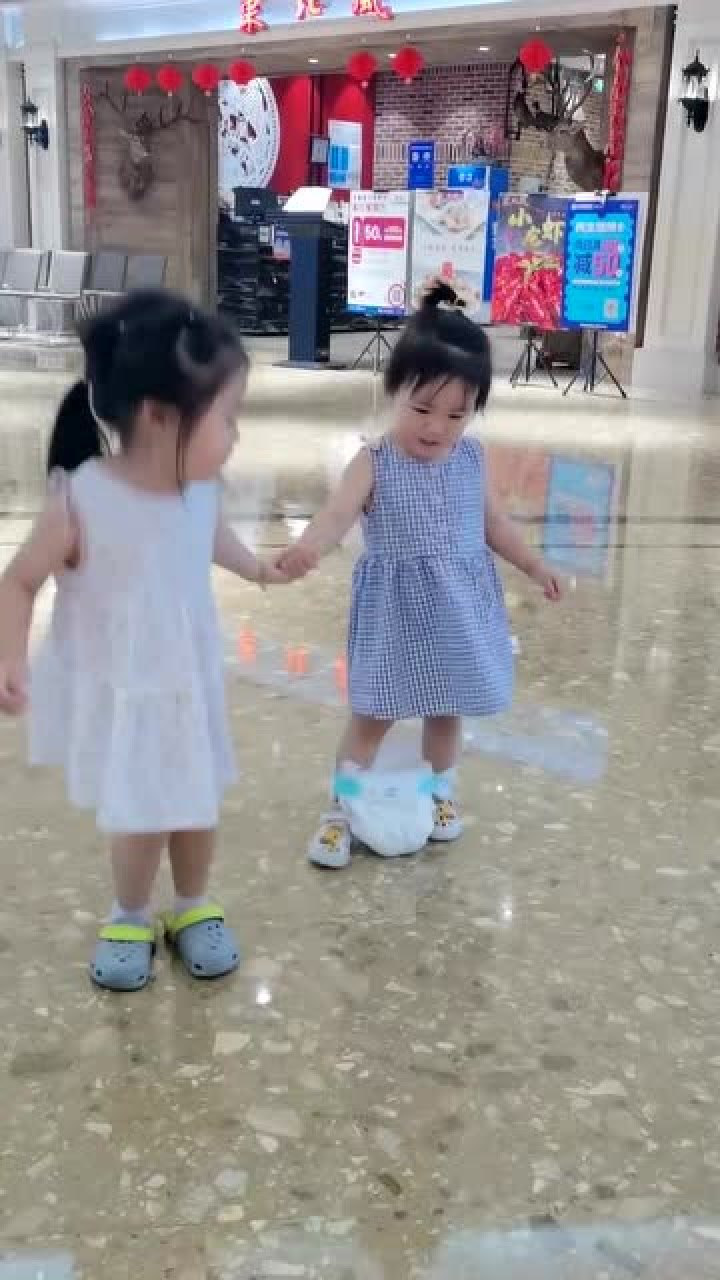 宝宝会走路后千万要穿拉拉裤？小女孩一泡尿下去，结果尴尬了！_腾讯视频