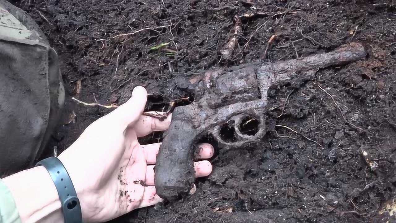 一把埋藏几十年的二战左轮手枪,如今被挖土党发掘出来了