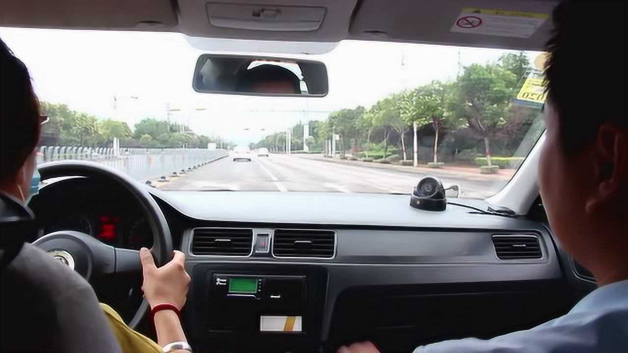 科目二女司机模拟路考,教练全程悉心指导,这把考试稳过了