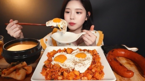 大嘴姐直播吃腌萝卜盖饭,舀起大块一口闷,简直不要太过瘾