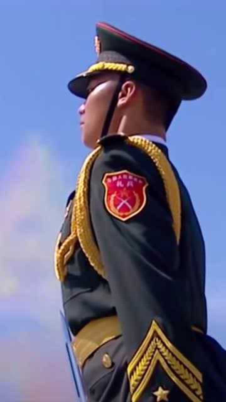 近距离观看军人这挺拔的军姿让人心旷神怡