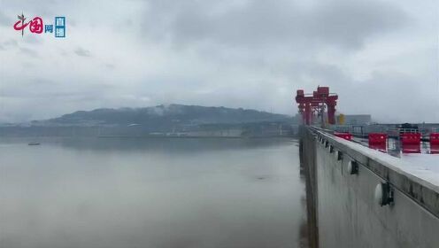长江2020年第1号洪水形成，三峡大坝三孔泄洪