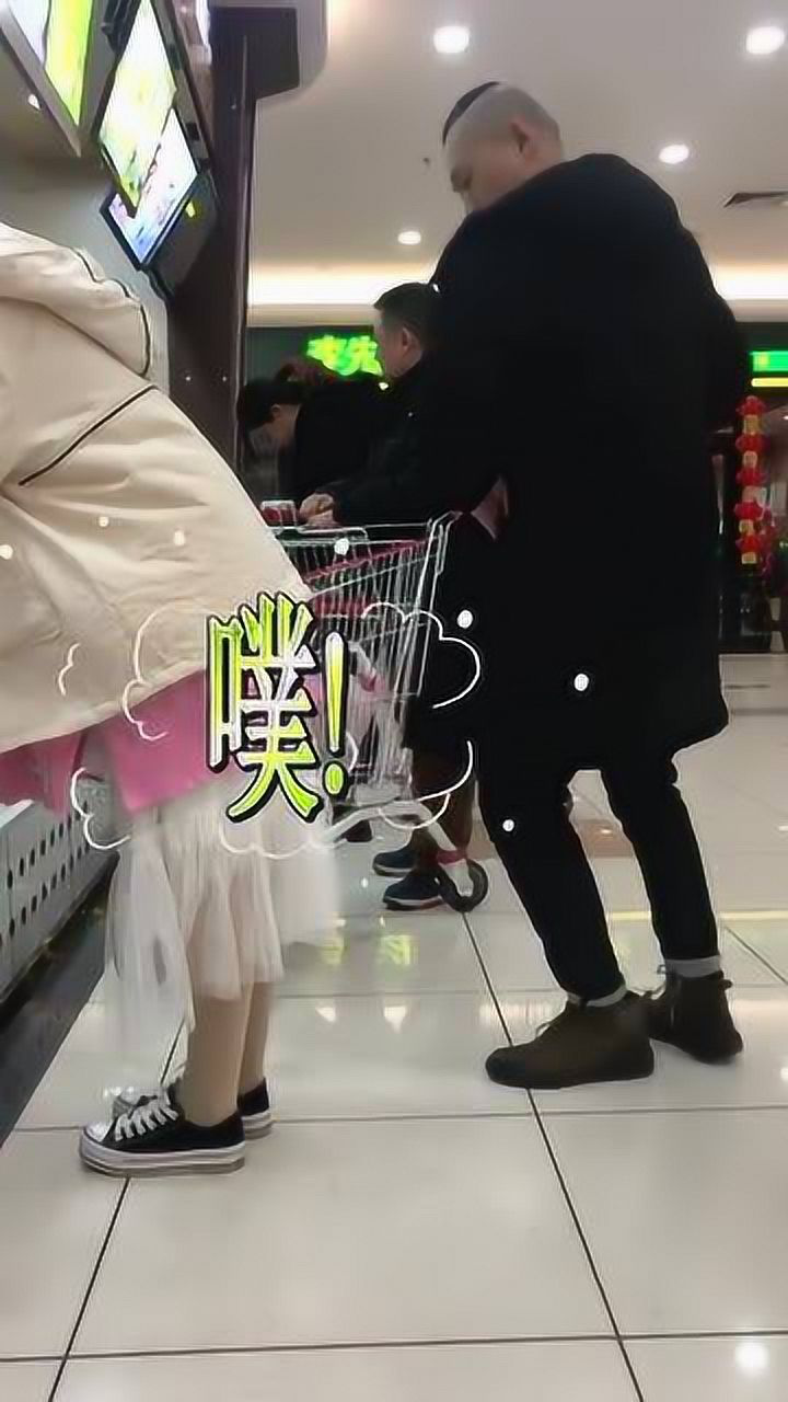 美女街头放屁帅哥在旁边练武功这是什么操作