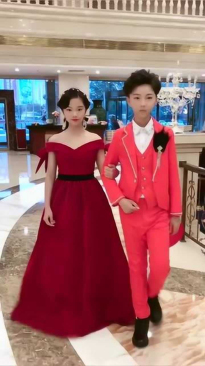 童模董艺和搭档走秀表演不愧是专业的这气质让同龄人羡慕