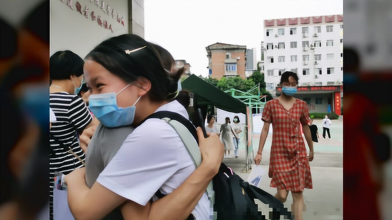 高考第一天资阳旗袍妈妈挥手鼓励女儿让人泪奔