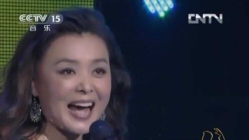 刘玮演唱《青春中国》，激情欢乐，观众跟着一起打节拍