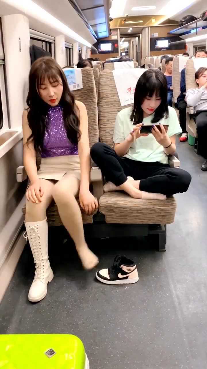 美女在高铁上脱鞋子偷偷的把鞋子给你藏起来长的漂亮了不起了