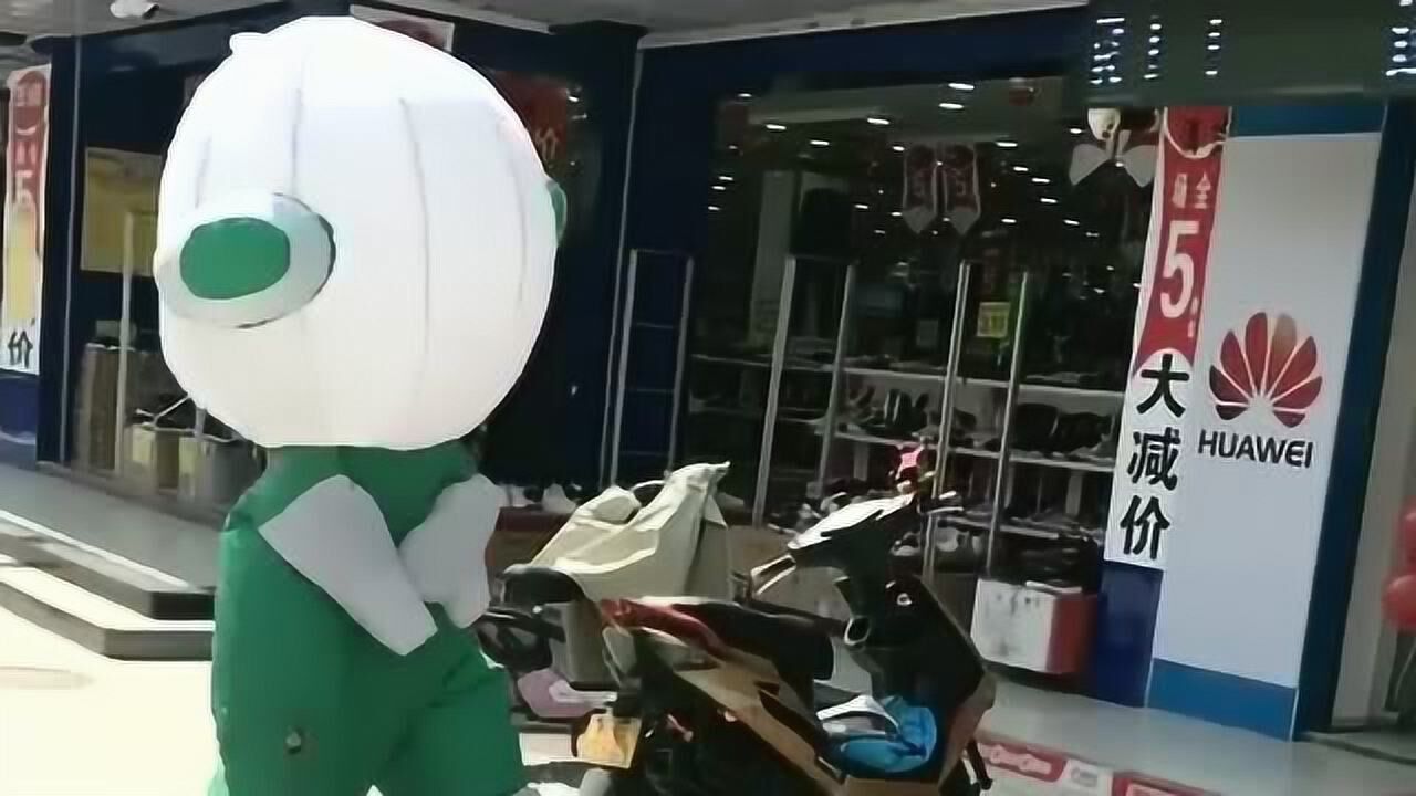 oppo娃娃经过vivo店一顿出气的动作然后走出六亲不认的步伐