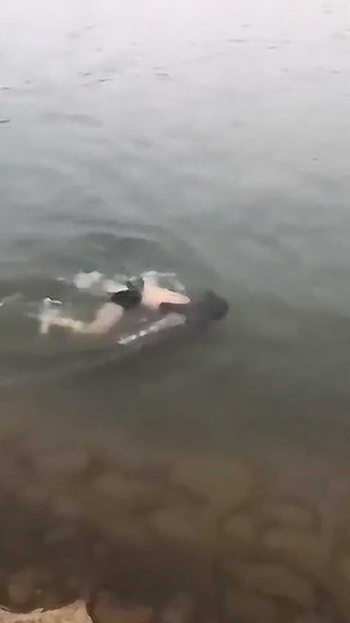 美女河里游泳围观了好多人这泳姿也是没谁了