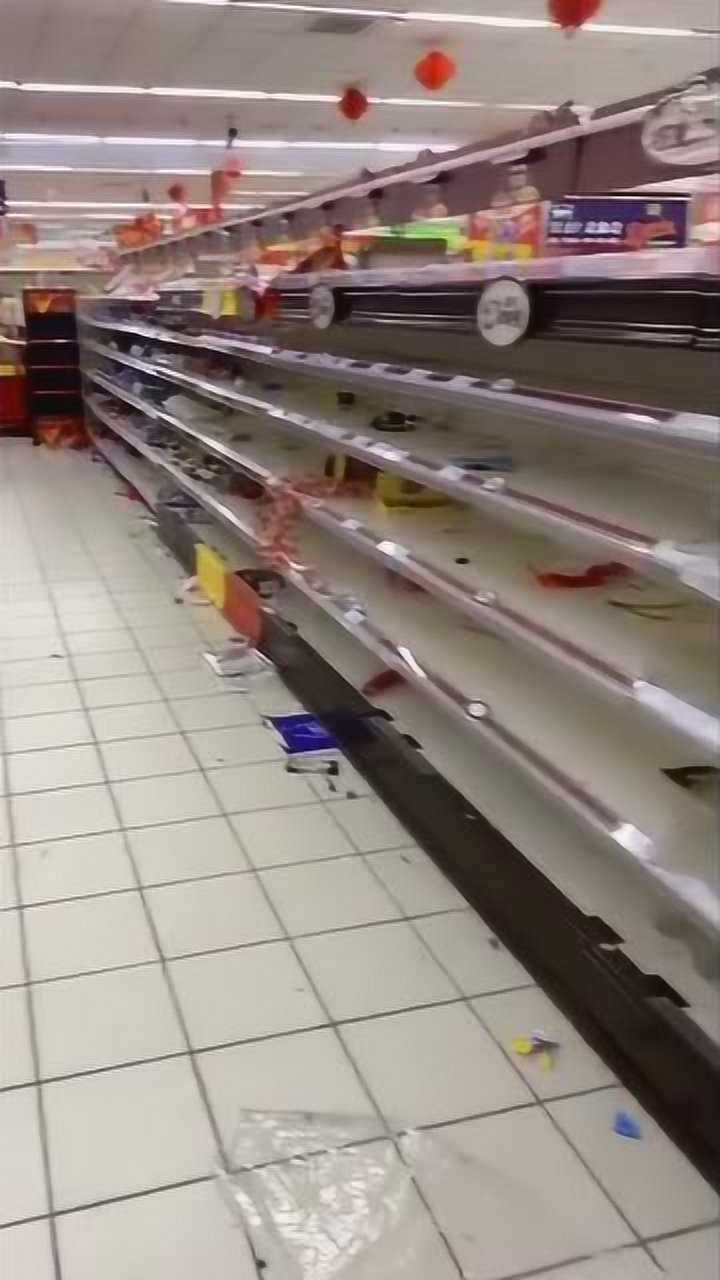 超市倒闭了清仓的最后一天现场一片狼藉大家的素质真是令人堪忧