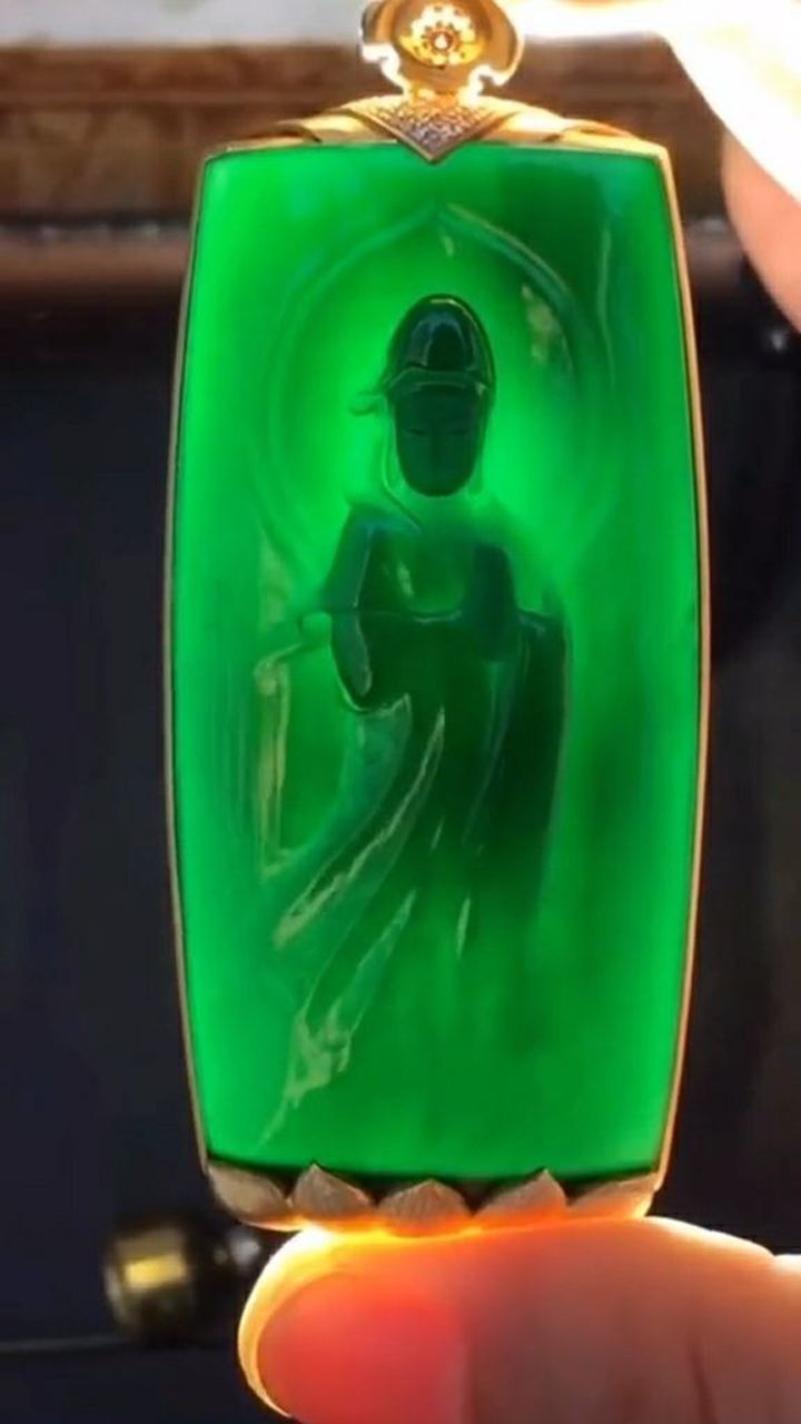 这是一块墨玉只有光打进来的时候才是绿色的很好看