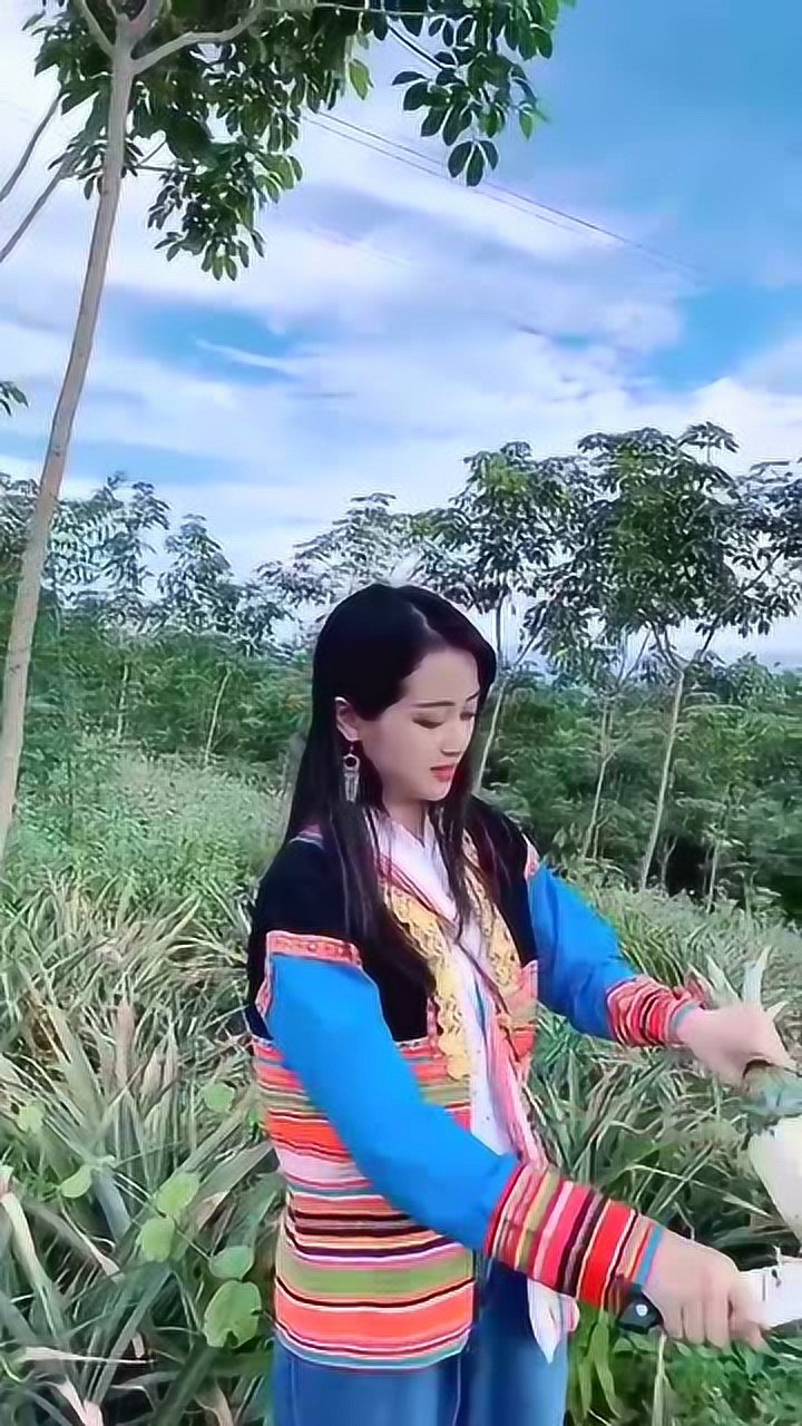 云南妹子真漂亮在吃自家的菠萝一看就是大户人家的千金