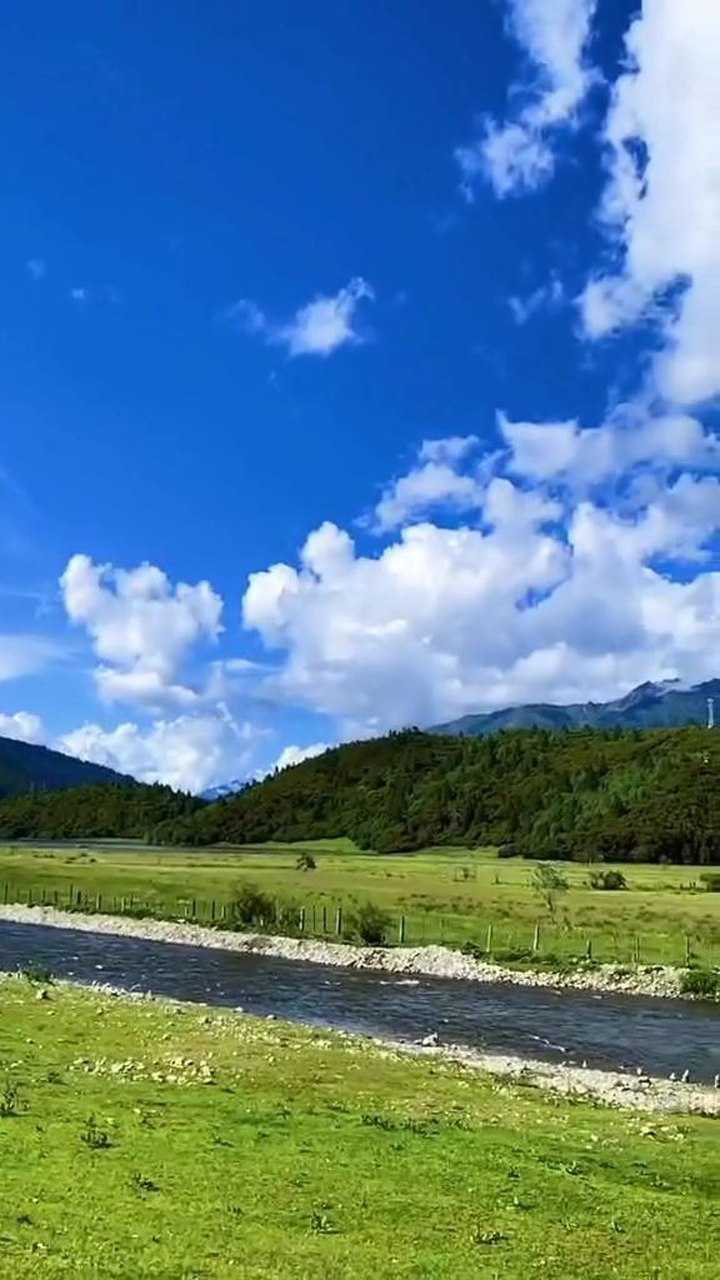 今天天气真好,一起出门去散步吧,风景真美啊!