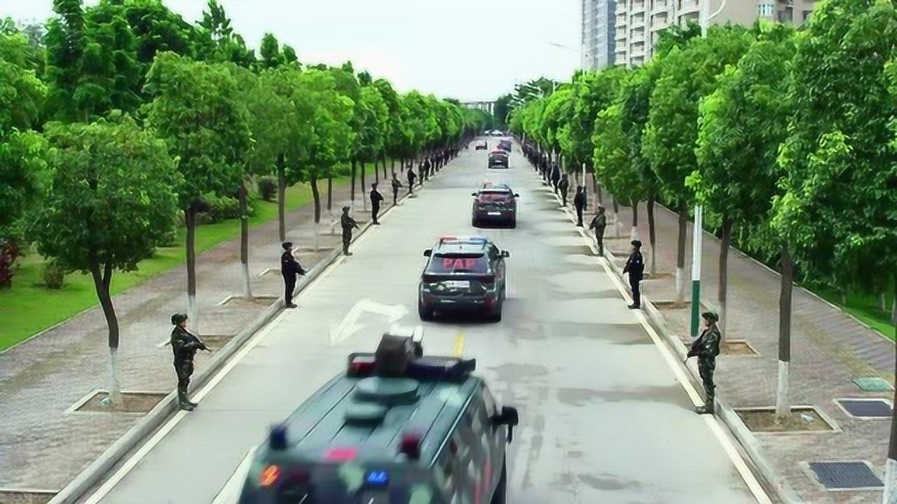 利刃出击为了抓一个魔影警方竟派出多辆警车坦克飞机太给面子