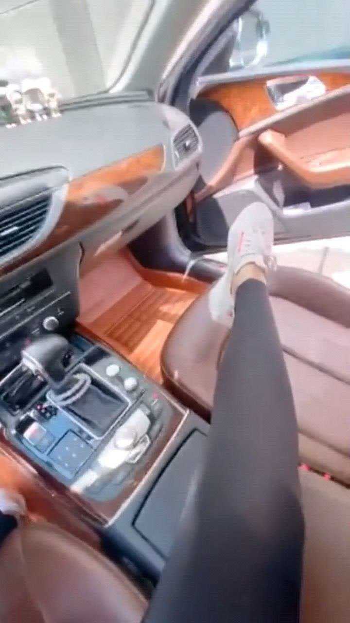 坐在正驾驶的美女居然用自己的脚关副驾的门汝何秀