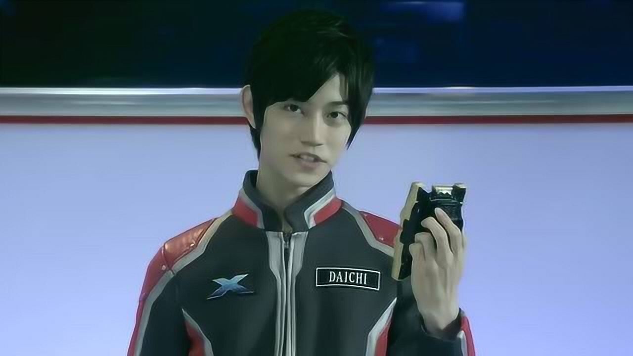 艾克斯奥特曼融合怪兽卢迪安的力量,得到了黄金行星的能源