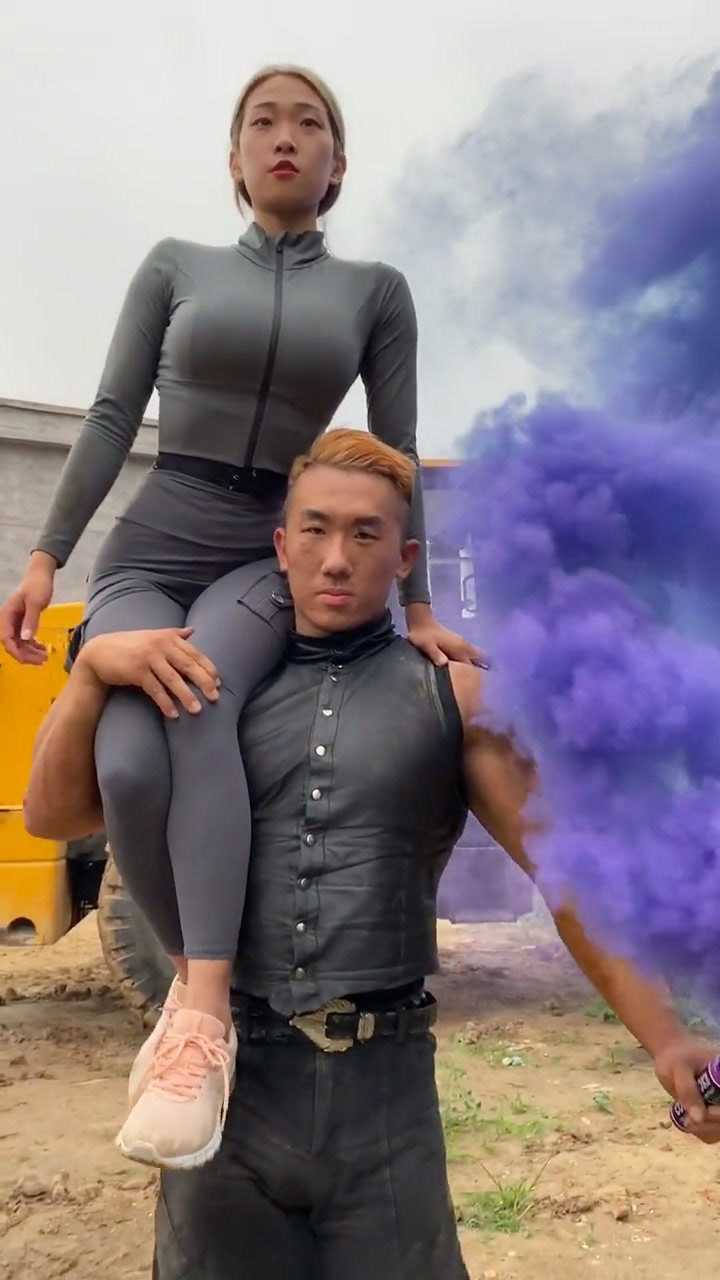 肌肉男实力秀恩爱_腾讯视频