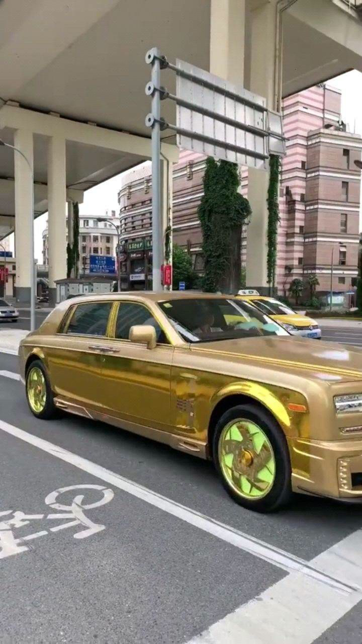 上官带刀开黄金版劳斯莱斯幻影出来逛街后面的大众出租车都离得远远的