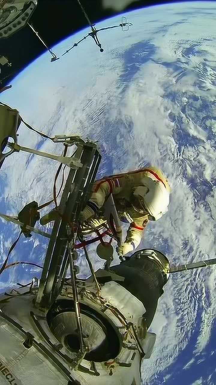 这才是真正的太空漫步,实拍宇航员在舱外作业,场面太神奇了!