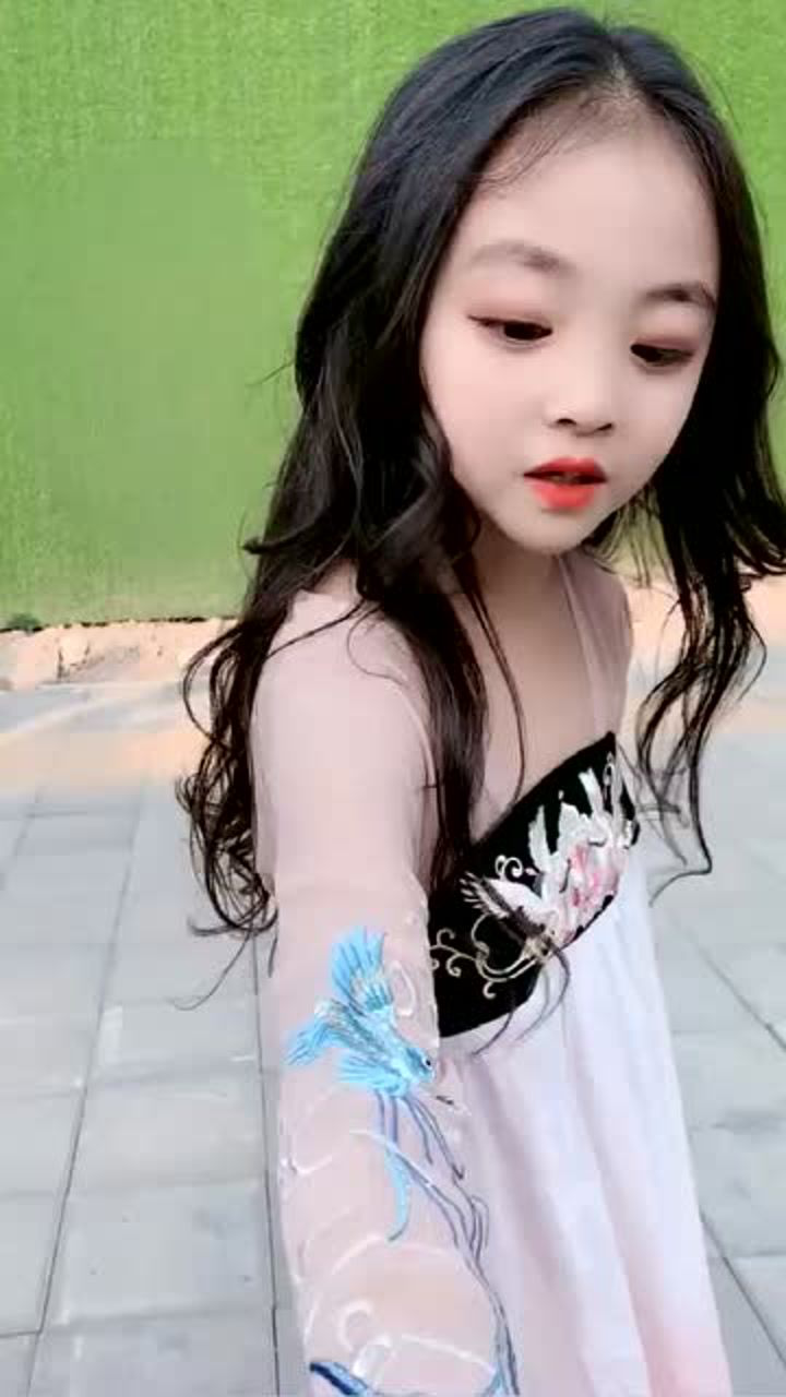 童模焱娃娃穿汉服出门眼前这一幕在古代肯定是有钱人家的小姐