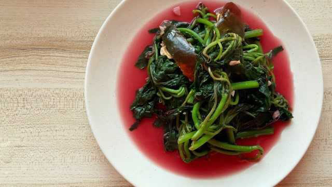 1把苋菜,1个皮蛋,简单炒一炒,原来这么好吃,上桌连汁都不剩
