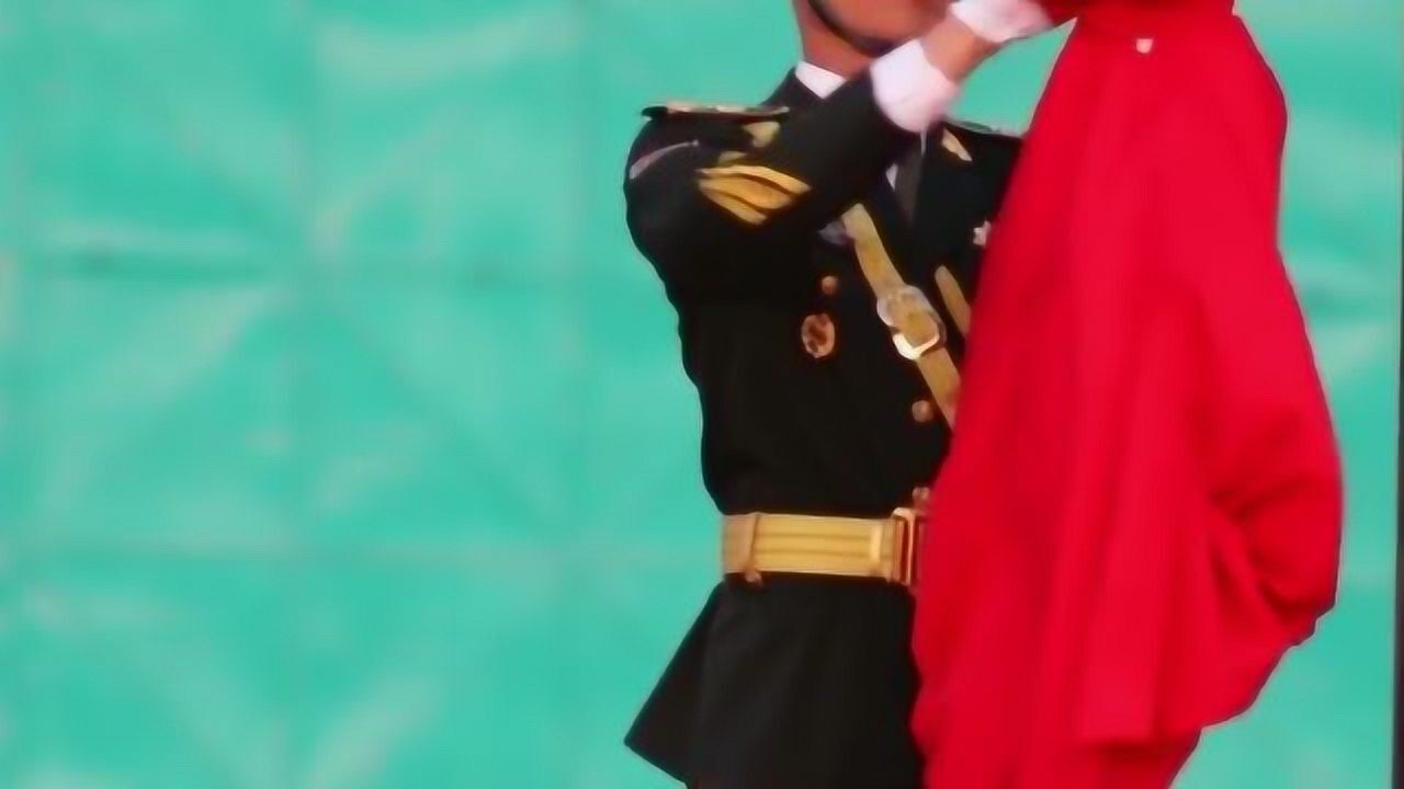 国旗手张自轩帅气收旗,每一个动作都非常经典,百看不厌!