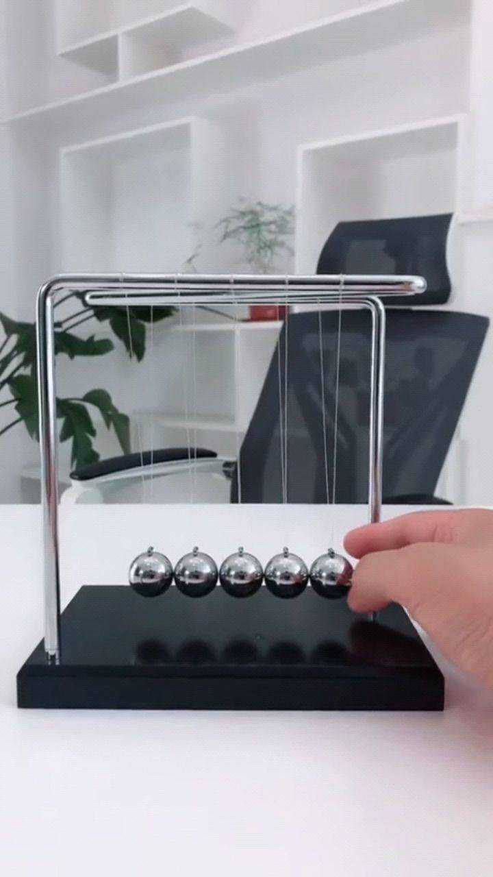 拿三个撞两个会弹起来几个呢?这就是牛顿摆锤,是不是很厉害!