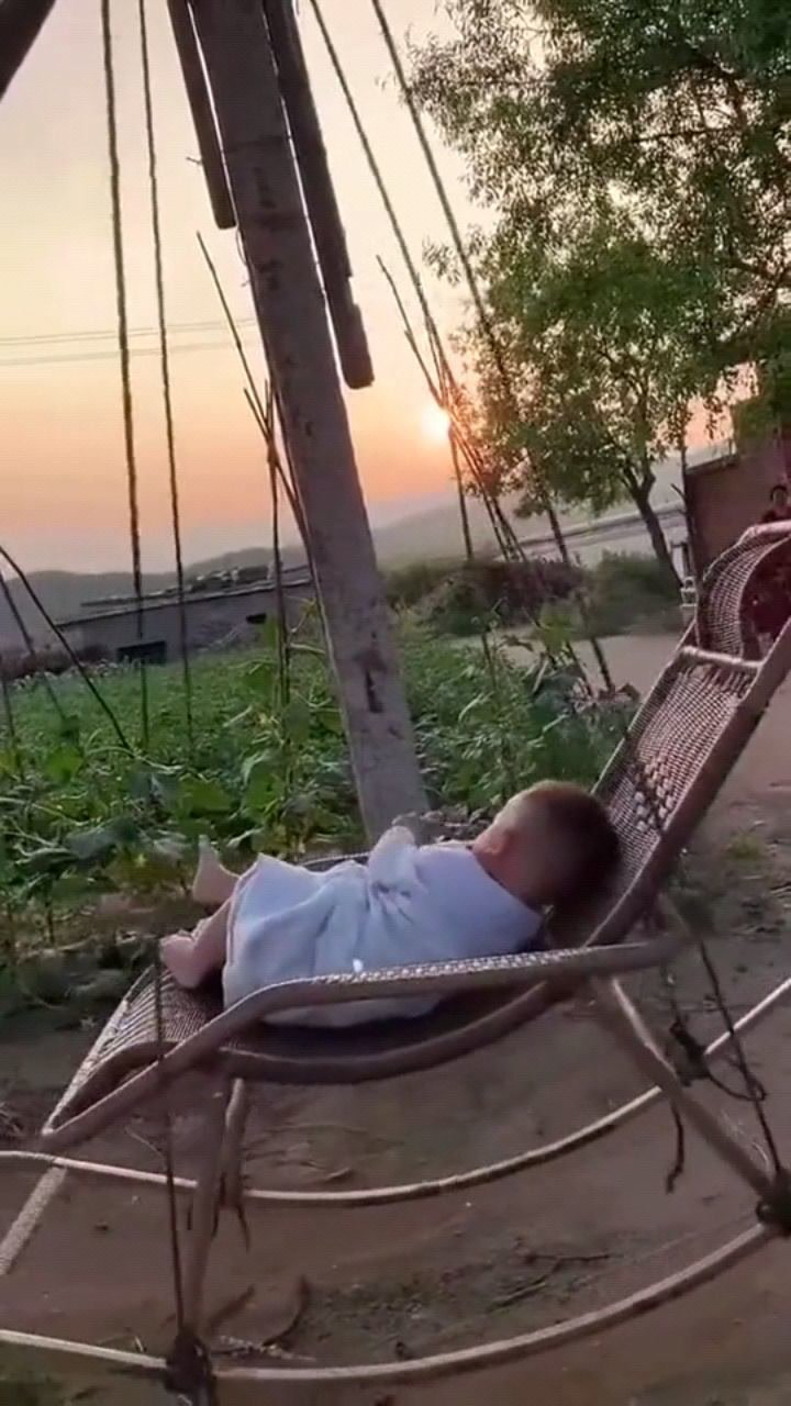坐着摇椅看着夕阳,小小年纪就过上了退休的生活,真是安逸的人生!