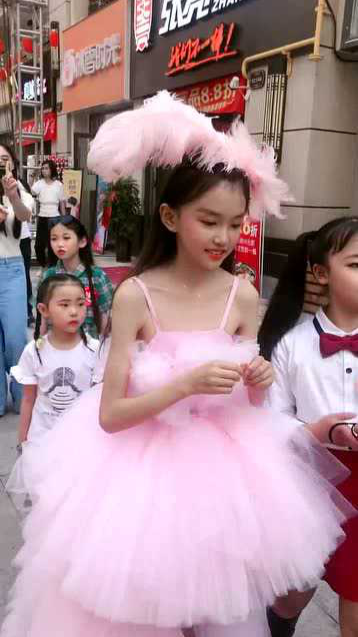童模宋小睿参加户外走秀,妹妹跟在身后却不管,只顾着自己被拍照!