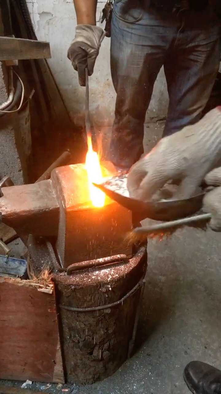 您知道打铁过程中为什么撒硼砂么