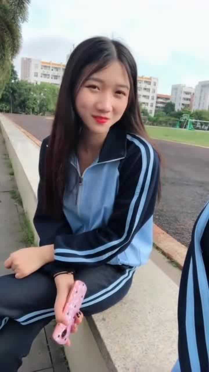 这是我们班的班花,穿上校服的样子也这么清纯迷人,男生都喜欢她