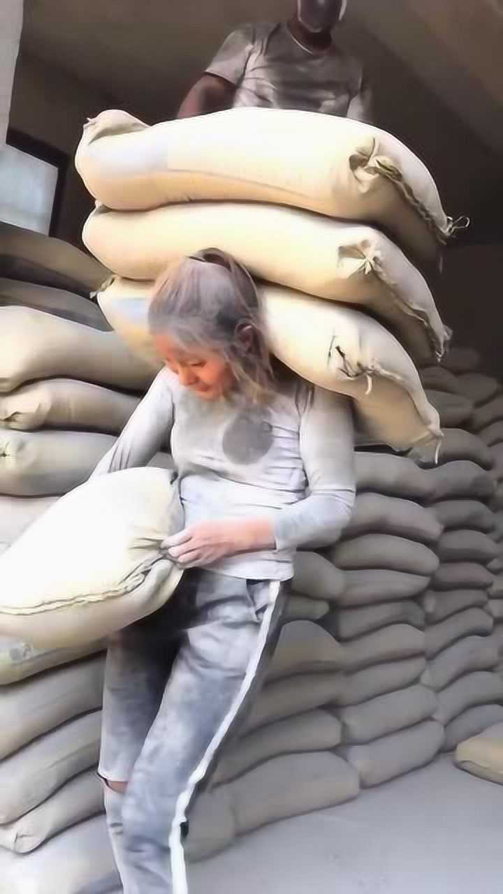 水泥妹一上午扛50吨水泥,一次扛四袋,网友:太厉害了!