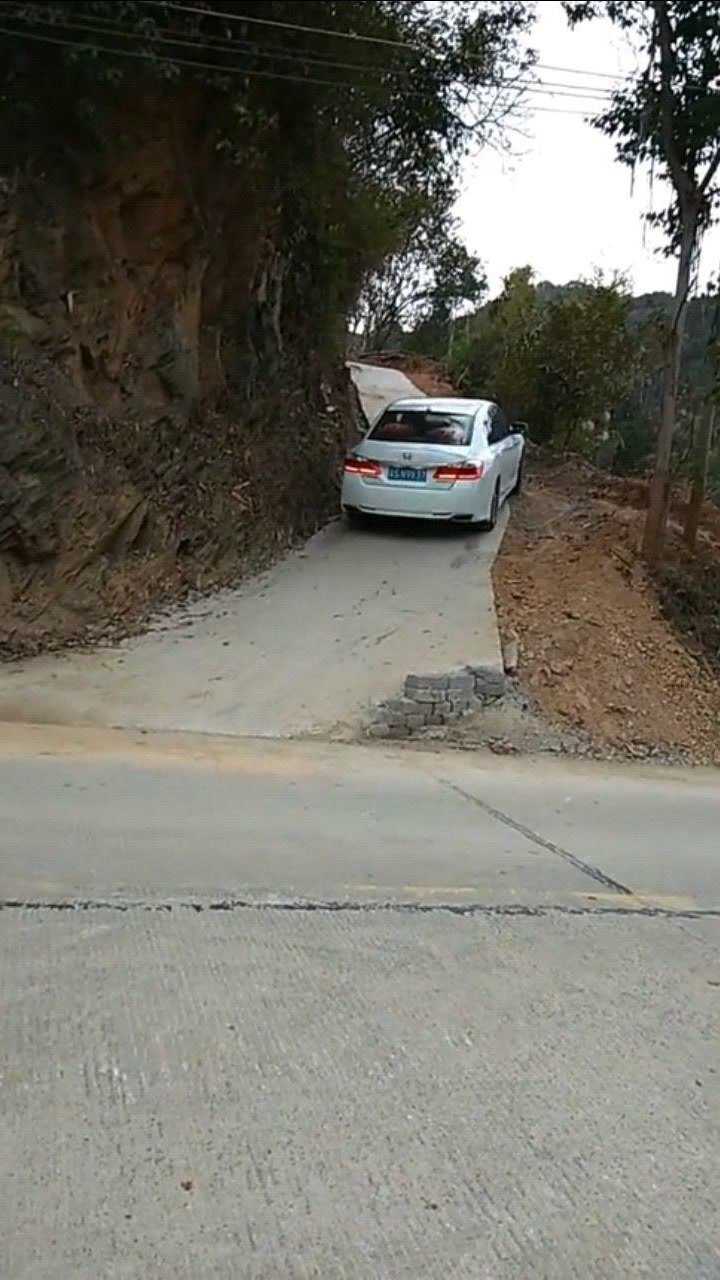 本田雅阁上陡坡这一幕让我开眼了再多坐个人怕是要磕底吧