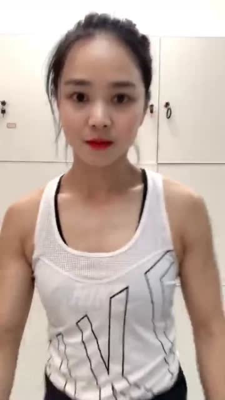 看小姐姐的肌肉，比男人的肌肉还大，真厉害！_高清