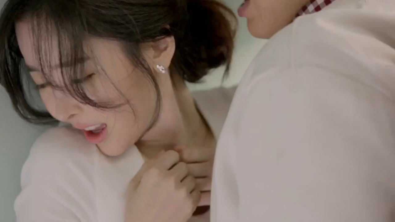 男子趁着大冒险的机会对美女搞小动作这下美女直接慌了