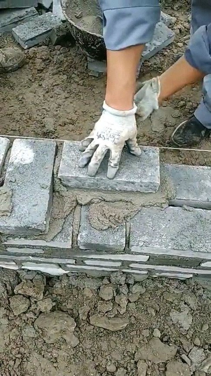 二十年老瓦工演示砌丁砖手法,灰浆饱满,横平竖直