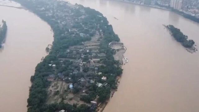 100秒直击乐山凤洲岛1020人大转移 雨后街头美食氤氲再起