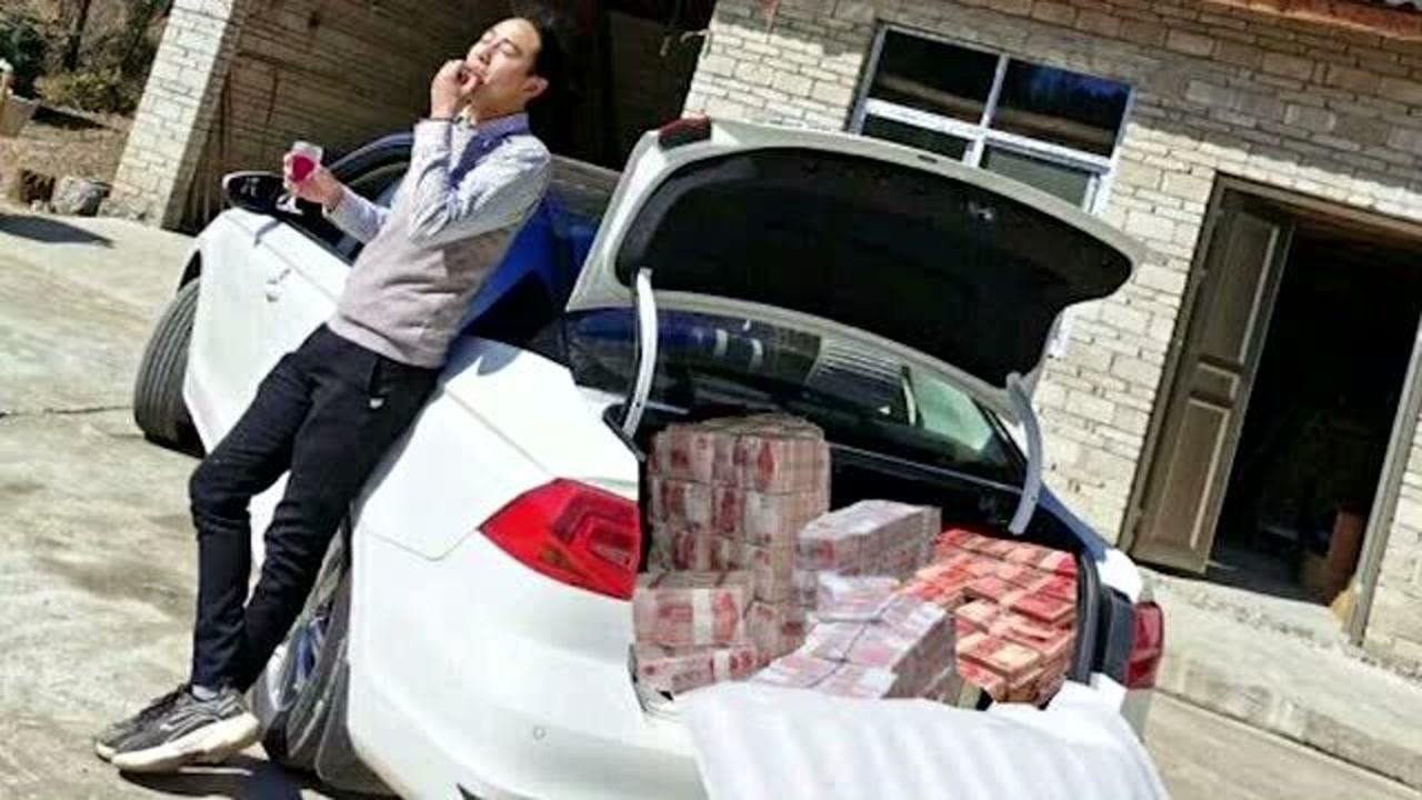 恶搞p图小伙想p一后备箱的钱炫富没想到被p图整蛊车被压扁