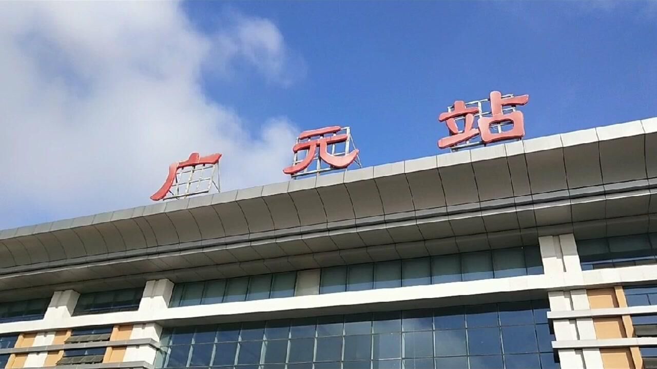 实拍四川广元火车站,两层候车室,人山人海,一片繁荣