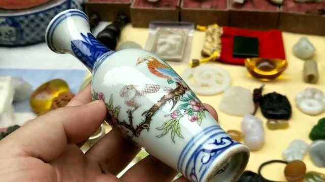 男子逛山东济南古玩城,发现一对明代青花瓷瓶,听听价格是多少