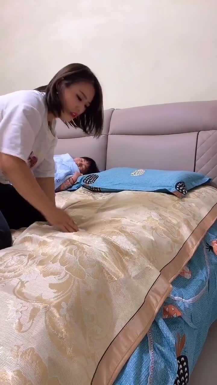 妈妈喝醉了,这么大的人了还尿床!