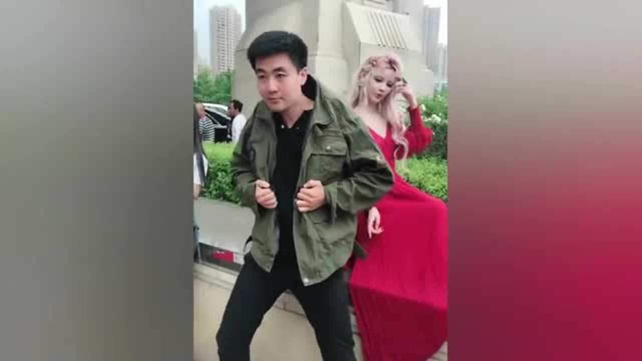 大叔这断头舞好厉害后面的芭比娃娃也超动人