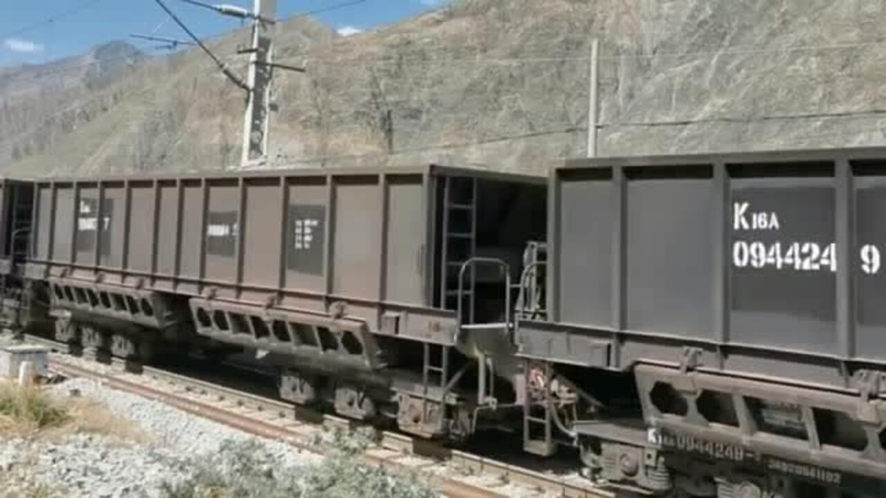 两列和谐号火车头搭载车厢运输矿石