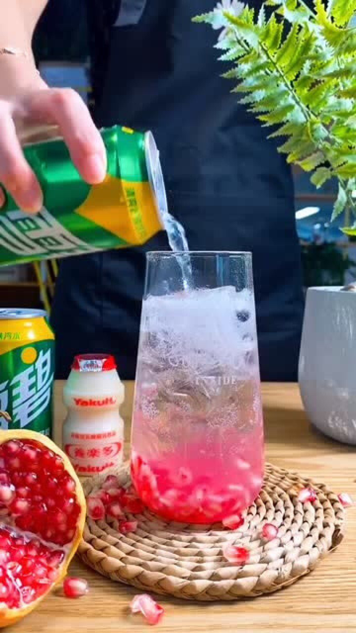石榴雪碧养乐多治愈饮品快给你的小可爱做一杯