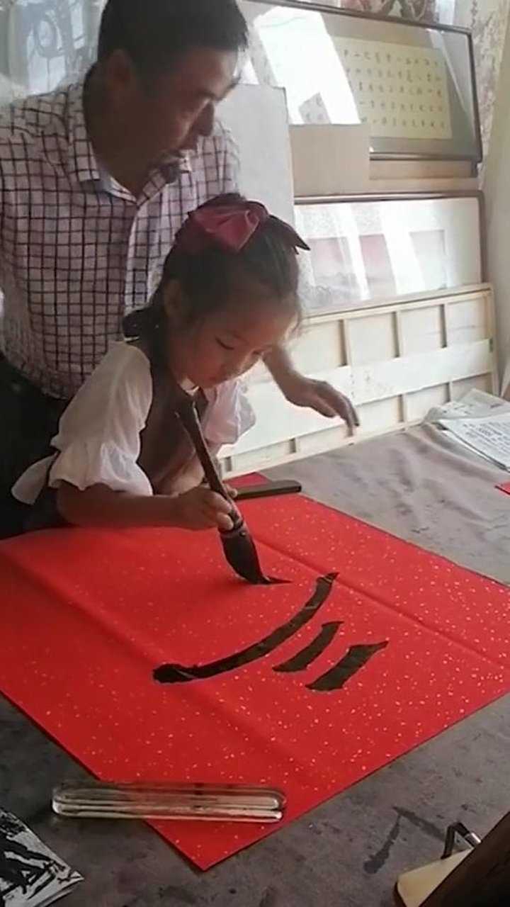 爷爷教孙女书法才七岁就能写这么好了但是爷爷还不满意