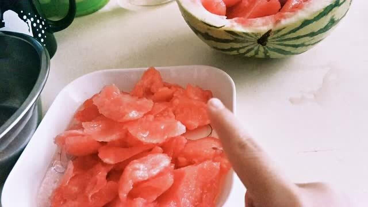 女儿没午睡给家人做西瓜爽还自己剪辑配乐高手在民间啊