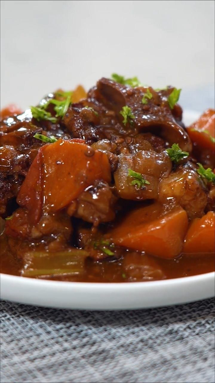 红酒焖牛尾,这味道太正.#牛尾 #美食