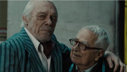 电影《最后一件外套》：老人兜兜转转来到米兰，和朋友相遇相拥而泣