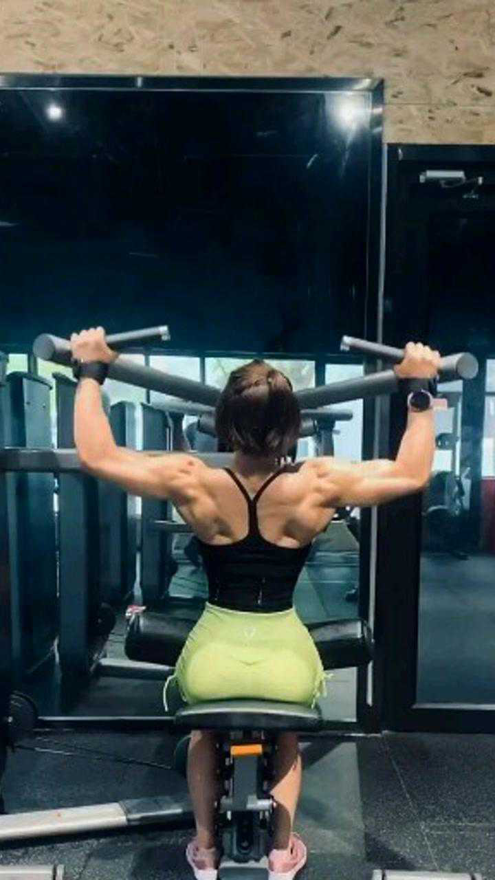 女子健美冠军超完美背部肌肉欣赏